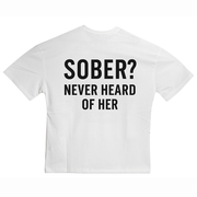 T-shirt unisex “Sober? Never Heard of Her” – Stile virale, stampa retro – Brand DANDY