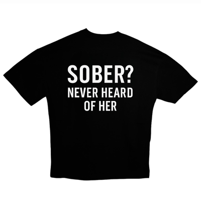 T-shirt unisex “Sober? Never Heard of Her” – Stile virale, stampa retro – Brand DANDY