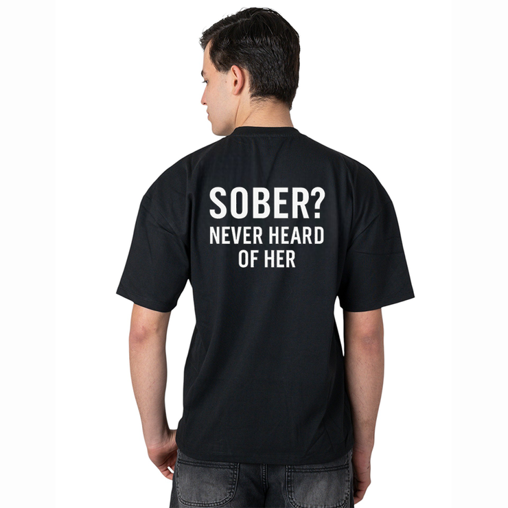 T-shirt unisex “Sober? Never Heard of Her” – Stile virale, stampa retro – Brand DANDY