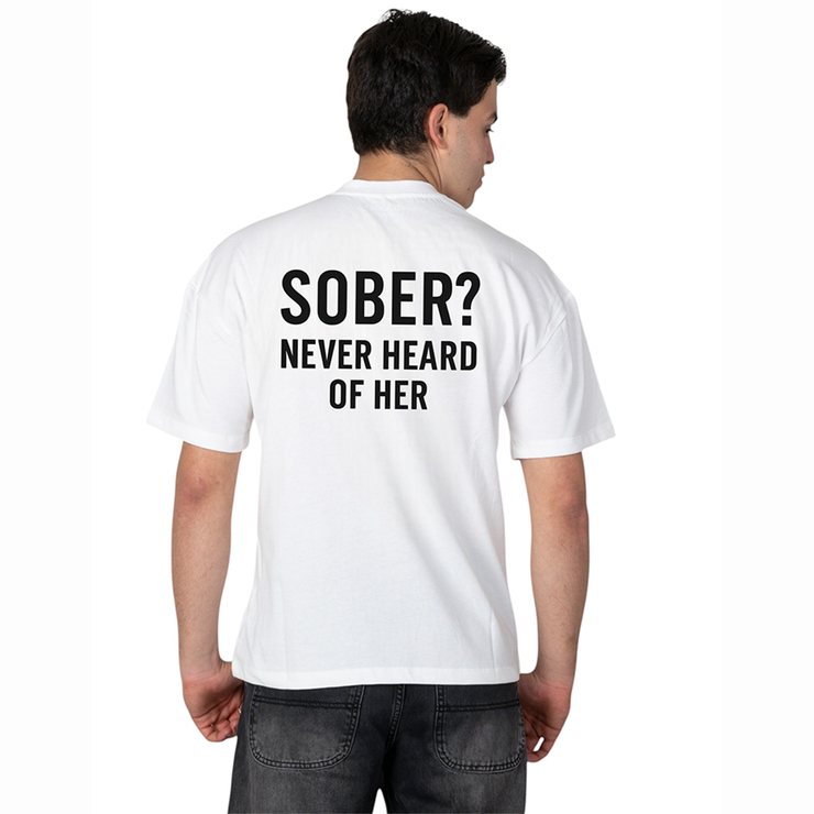 T-shirt unisex “Sober? Never Heard of Her” – Stile virale, stampa retro – Brand DANDY